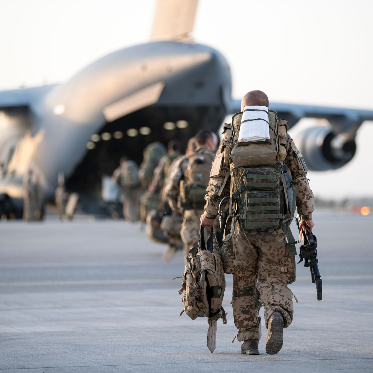 Die Bundeswehr hatte Afghanistan im Juni 2021 schneller als ursprünglich geplant verlassen. Sie folgte zeitlichen Vorgaben der USA. Im August 2021, als die Taliban - praktisch ohne Gegenwehr - Kabul einnahmen, beteiligte sich Deutschland an einem internationalen militärischen Evakuierungseinsatz. (Archivfoto) - Foto: Torsten Kraatz/Bundeswehr/dpa