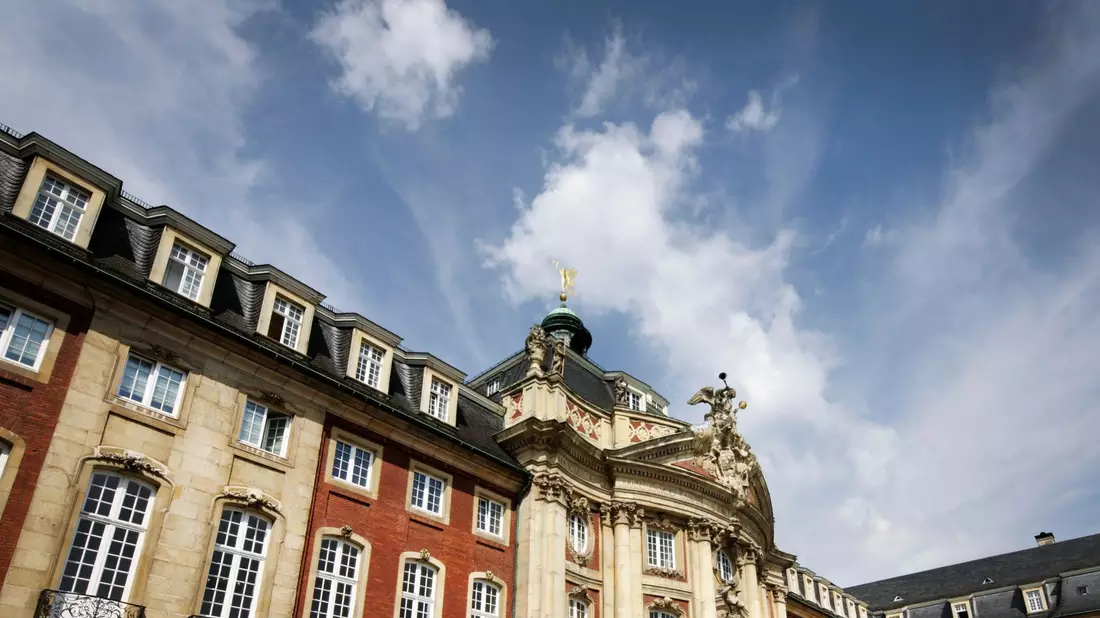 Forscher der Uni Münster haben den weltweit kleinsten QR-Code hergestellt und es damit ins Guinness-Buch der Rekorde geschafft. (Archivbild)  - Bild: Rolf Vennenbernd/dpa
