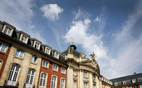 Forscher der Uni Münster haben den weltweit kleinsten QR-Code hergestellt und es damit ins Guinness-Buch der Rekorde geschafft. (Archivbild)  - Foto: Rolf Vennenbernd/dpa