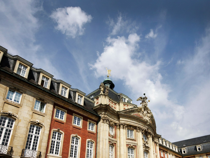 Forscher der Uni Münster haben den weltweit kleinsten QR-Code hergestellt und es damit ins Guinness-Buch der Rekorde geschafft. (Archivbild) - Foto: Rolf Vennenbernd/dpa