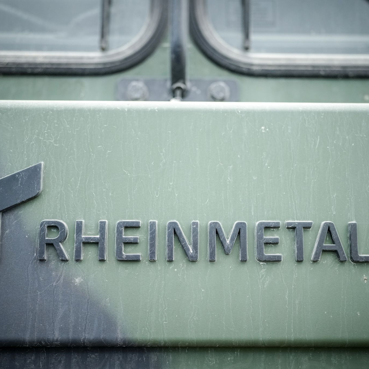 Das Logo des Rüstungskonzerns Rheinmetall an einem Fahrzeug der Bundeswehr bei der Nato-Übung Quadriga 2024. - Foto: Kay Nietfeld/dpa
