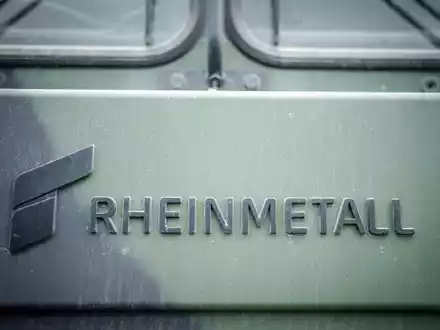 Das Logo des Rüstungskonzerns Rheinmetall an einem Fahrzeug der Bundeswehr bei der Nato-Übung Quadriga 2024. - Foto: Kay Nietfeld/dpa