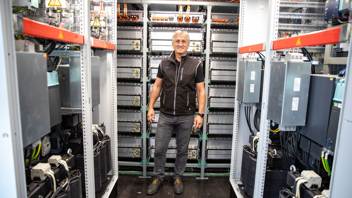 Nachhaltige Energieversorgung aus gebrauchten Batterien im Webasto Werk Schierling - Foto: presseportal.de