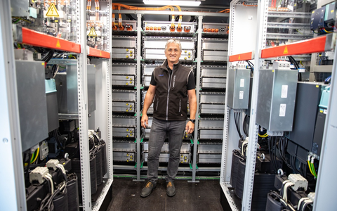 Nachhaltige Energieversorgung aus gebrauchten Batterien im Webasto Werk Schierling - Foto: presseportal.de