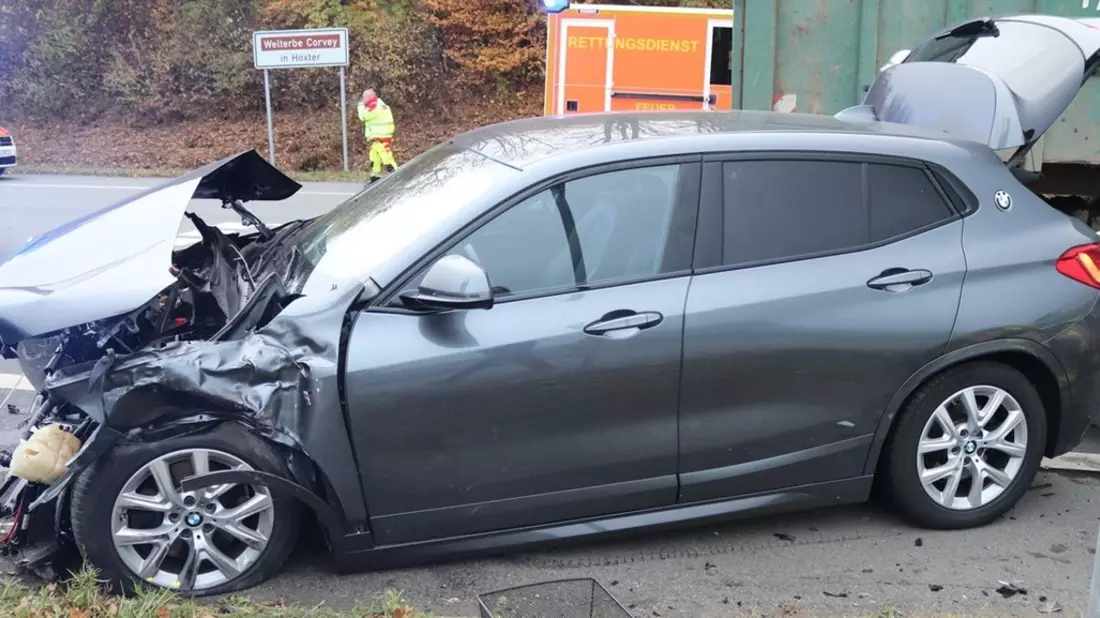 POL-HX: Trecker übersehen - Verkehrsunfall mit leicht verletztem Pkw-Fahrer - Bild: presseportal.de