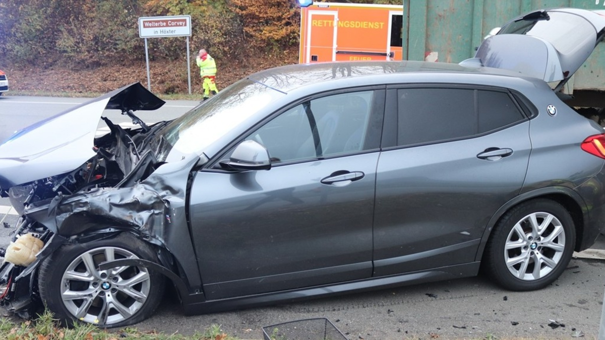 POL-HX: Trecker übersehen - Verkehrsunfall mit leicht verletztem Pkw-Fahrer - Foto: presseportal.de