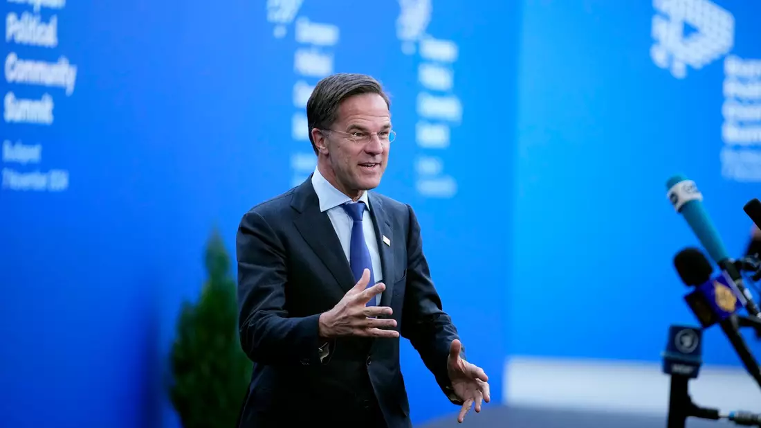 Selenskyj hat beim Gipfel der Europäischen Politischen Gemeinschaft erneut vor Zugeständnissen an Putin für einen vermeintlichen Frieden gewarnt.  - Bild: Petr Josek/AP/dpa