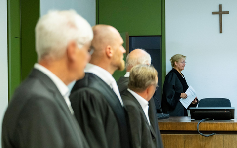 Die Angeklagten mit ihren Verteidigern zu Prozessbeginn. Im Hintergrund die Vorsitzende Richterin. - Foto: Lennart Preiss/dpa