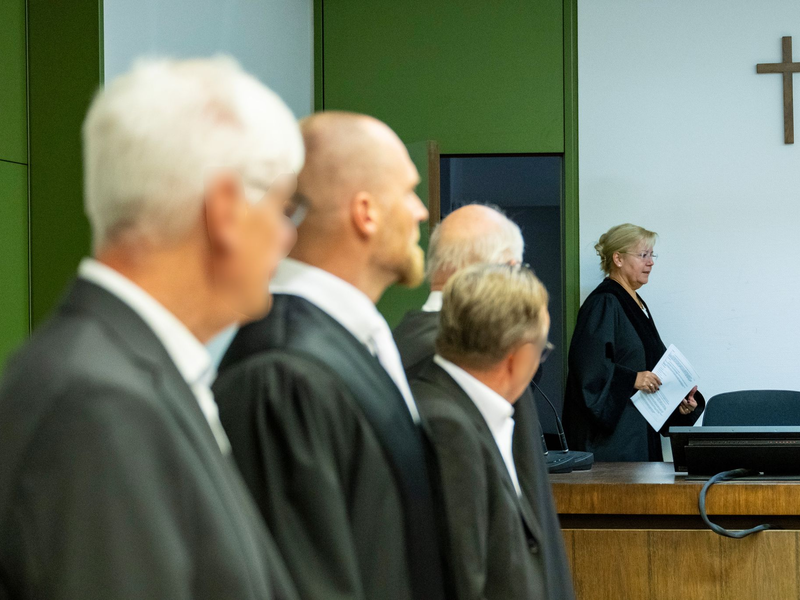 Die Angeklagten mit ihren Verteidigern zu Prozessbeginn. Im Hintergrund die Vorsitzende Richterin. (Archivbild) - Foto: Lennart Preiss/dpa