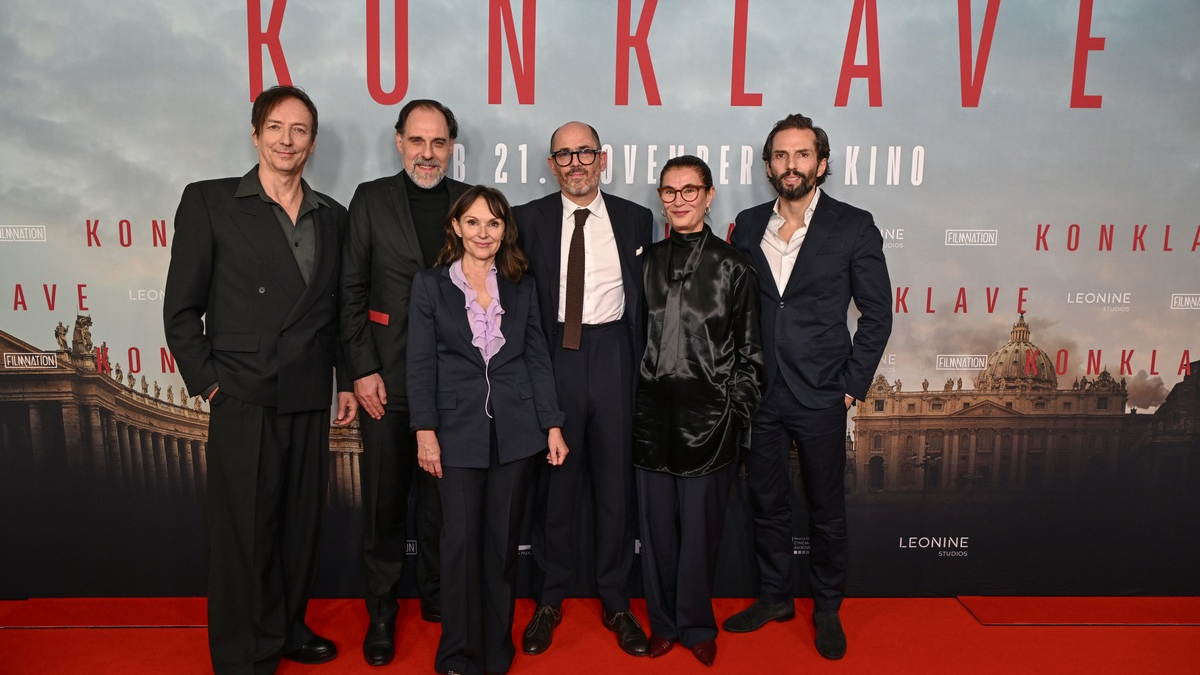 Prominent besuchte Deutschlandpremiere in Berlin: KONKLAVE/ Ab 21. November 2024 im Kino - Foto: Oliver Walterscheid/LEONINE Studios / Weiterer Text über ots und www.presseportal.de/nr/136327 / Die Verwendung dieses Bildes für redaktionelle Zwecke ist unter Beachtung aller mitgeteilten Nutzungsbedingungen zulässig und dann auch honorarfrei. Veröffent