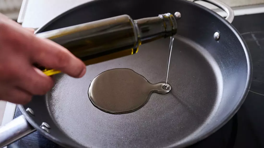 PFAS werden in zahlreichen Verbraucherprodukten eingesetzt, zum Beispiel in Kosmetika, Kleidung oder Kochgeschirr (Symbolbild). - Bild: Annette Riedl/dpa