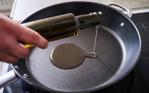 PFAS werden in zahlreichen Verbraucherprodukten eingesetzt, zum Beispiel in Kosmetika, Kleidung oder Kochgeschirr (Symbolbild). - Foto: Annette Riedl/dpa PFAS werden in zahlreichen Verbraucherprodukten eingesetzt, zum Beispiel in Kosmetika, Kleidung oder Kochgeschirr (Symbolbild). - Foto: Annette Riedl/dpa
