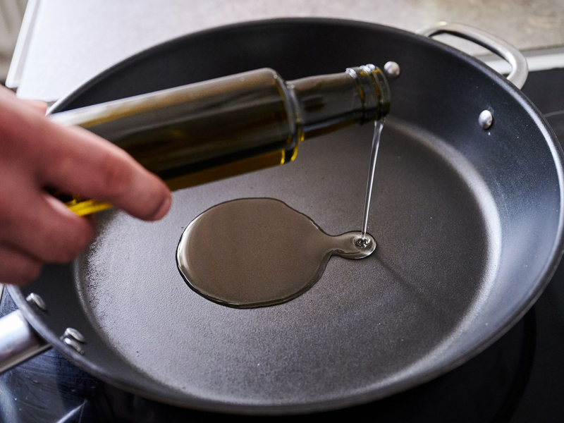 PFAS werden in zahlreichen Verbraucherprodukten eingesetzt, zum Beispiel in Kosmetika, Kleidung oder Kochgeschirr (Symbolbild). - Foto: Annette Riedl/dpa