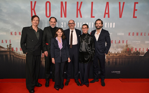 Prominent besuchte Deutschlandpremiere in Berlin: KONKLAVE/ Ab 21. November 2024 im Kino - Foto: Oliver Walterscheid/LEONINE Studios / Weiterer Text über ots und www.presseportal.de/nr/151427 / Die Verwendung dieses Bildes für redaktionelle Zwecke ist unter Beachtung aller mitgeteilten Nutzungsbedingungen zulässig und dann auch honorarfrei. Veröffent Prominent besuchte Deutschlandpremiere in Berlin: KONKLAVE/ Ab 21. November 2024 im Kino - Foto: Oliver Walterscheid/LEONINE Studios / Weiterer Text über ots und www.presseportal.de/nr/151427 / Die Verwendung dieses Bildes für redaktionelle Zwecke ist unter Beachtung aller mitgeteilten Nutzungsbedingungen zulässig und dann auch honorarfrei. Veröffent