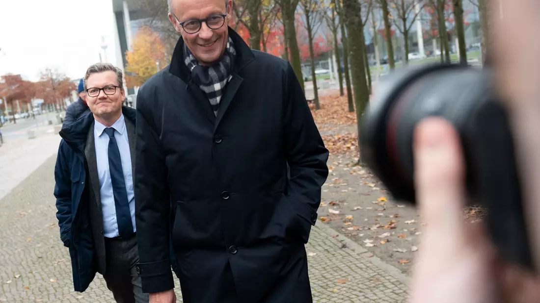 Nach dem Bruch der Ampel drückt die Union aufs Tempo. Deren Kanzlerkandidat Friedrich Merz verlangt von Bundeskanzler Scholz, die Vertrauensfrage am besten sofort zu stellen.  - Bild: Fabian Sommer/dpa