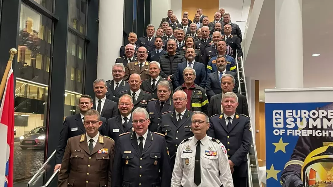 Mit voller Kraft für eine gemeinsame Stimme der Feuerwehren der EU / 2. Europäischer Feuerwehrgipfel in Brüssel: Vertreter aus 21 Nationen einig über Rahmenbedingungen - Bild: presseportal.de
