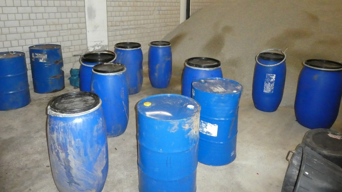 POL-FR: Folgemeldung zu: Emmendingen: Fässer mit Chemikalie illegal entsorgt - Zeugen gesucht hier: 12 blaue Chemiefässer zwischen Schweighausen und Freiamt - Foto: presseportal.de