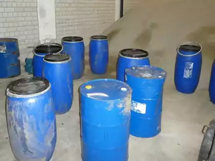 POL-FR: Folgemeldung zu: Emmendingen: Fässer mit Chemikalie illegal entsorgt - Zeugen gesucht hier: 12 blaue Chemiefässer zwischen Schweighausen und Freiamt - Foto: presseportal.de