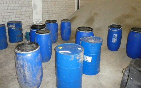 POL-FR: Folgemeldung zu: Emmendingen: Fässer mit Chemikalie illegal entsorgt - Zeugen gesucht hier: 12 blaue Chemiefässer zwischen Schweighausen und Freiamt - Foto: presseportal.de