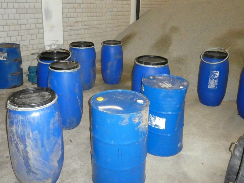 POL-FR: Folgemeldung zu: Emmendingen: Fässer mit Chemikalie illegal entsorgt - Zeugen gesucht hier: 12 blaue Chemiefässer zwischen Schweighausen und Freiamt - Foto: presseportal.de