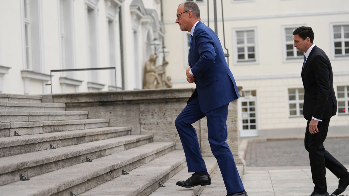 Wie weiter nach dem Bruch der Ampel-Regierung? Unions-Kanzlerkandidat Merz verlangt vom Kanzler schnelle Entscheidungen.  - Foto: Kay Nietfeld/dpa