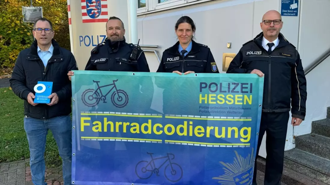 POL-WE: Polizei im Wetteraukreis übergibt Spende nach Fahrradcodierungen an Weissen Ring - Bild: presseportal.de