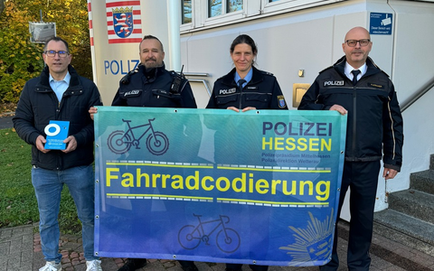 POL-WE: Polizei im Wetteraukreis übergibt Spende nach Fahrradcodierungen an Weissen Ring - Foto: presseportal.de