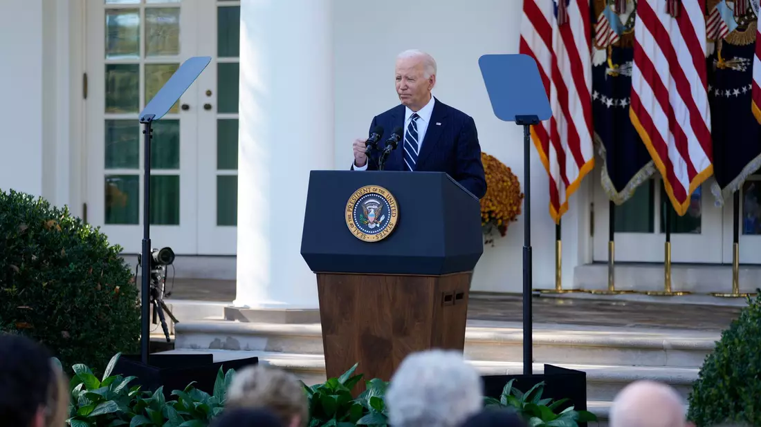 Biden sprach im Rosengarten des Weißen Hauses. - Bild: Ben Curtis/AP/dpa