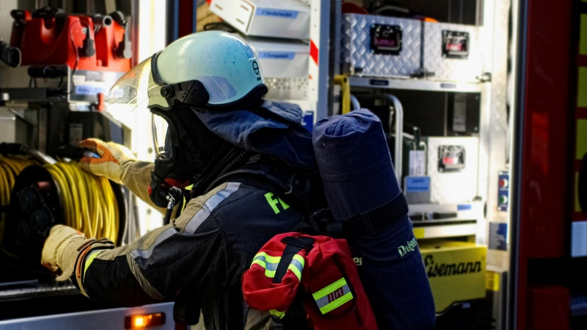 FW Hünxe: Rauchentwicklung aus Keller - Rauchmelder alarmiert Anwohner - Foto: presseportal.de