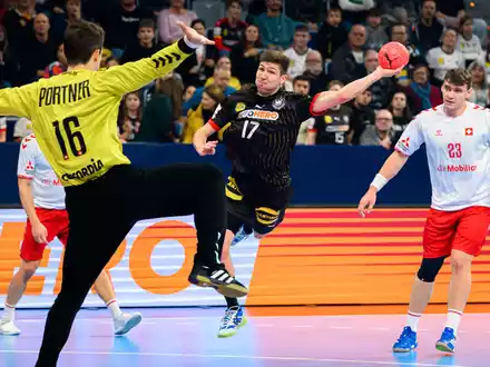 Jannik Kohlbacher (2.v.r.) und Sebastian Heymann fallen für die Handball-WM aus. - Foto: Marco Wolf/dpa