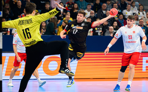 Jannik Kohlbacher (2.v.r.) und Sebastian Heymann fallen für die Handball-WM aus. - Foto: Marco Wolf/dpa