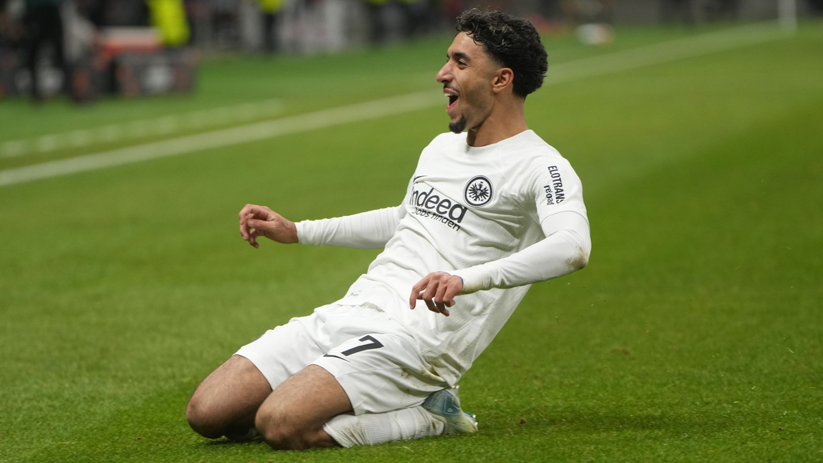 Slavia Prag für Eintracht Frankfurt um Abwehrspieler Arthur Theate (r) ein echter Prüfstein. - Foto: Thomas Frey/dpa