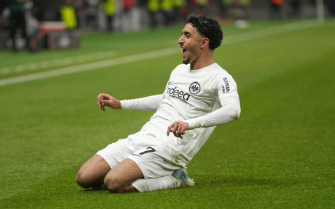 Slavia Prag für Eintracht Frankfurt um Abwehrspieler Arthur Theate (r) ein echter Prüfstein. - Foto: Thomas Frey/dpa Slavia Prag für Eintracht Frankfurt um Abwehrspieler Arthur Theate (r) ein echter Prüfstein. - Foto: Thomas Frey/dpa