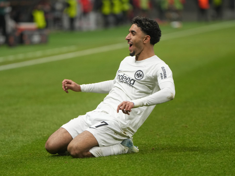 Slavia Prag für Eintracht Frankfurt um Abwehrspieler Arthur Theate (r) ein echter Prüfstein. - Foto: Thomas Frey/dpa