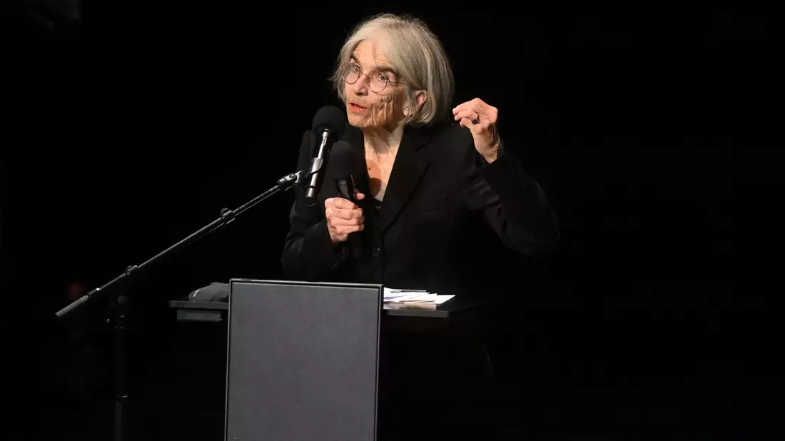 Ehrenpreis für Krimi-Autorin Donna Leon. - Bild: Felix Hörhager/dpa
