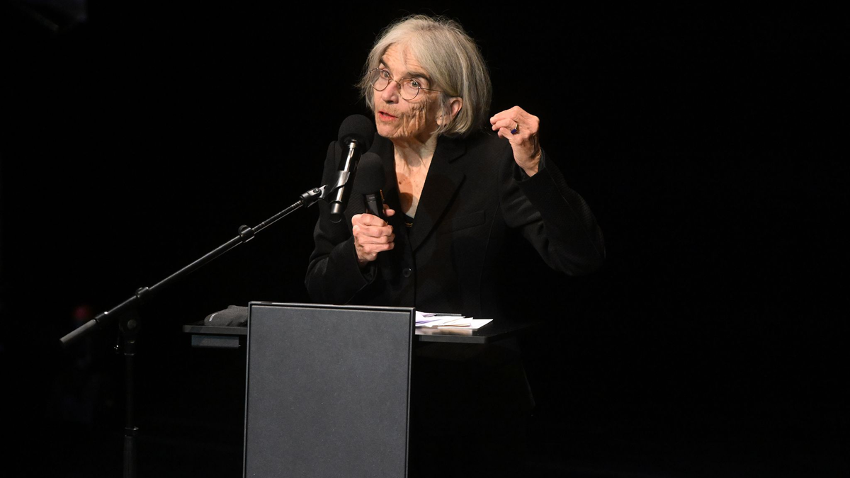 Ehrenpreis für Krimi-Autorin Donna Leon. - Foto: Felix Hörhager/dpa