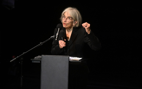 Ehrenpreis für Krimi-Autorin Donna Leon. - Foto: Felix Hörhager/dpa