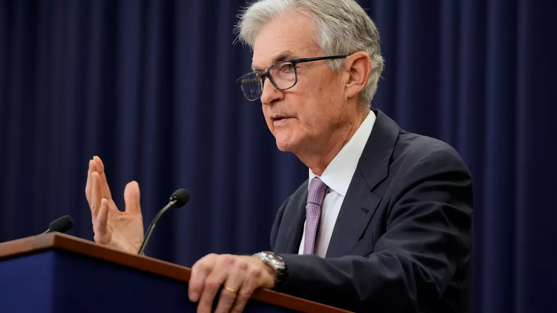 Fed-Chef Powell sieht keinen Grund zur Eile bei Zinssenkungen.  - Bild: Mark Schiefelbein/AP/dpa