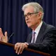 Fed-Chef Powell sieht keinen Grund zur Eile bei Zinssenkungen.  - Bild: Mark Schiefelbein/AP/dpa