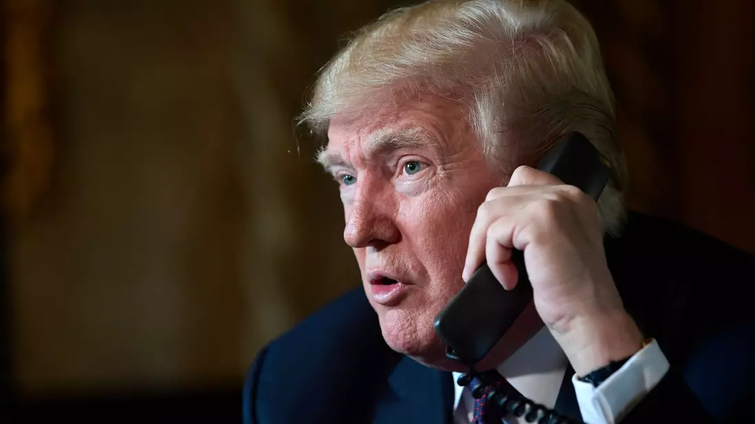 Permanent am Telefon: Der designierte US-Präsident Trump. (Archivbild) - Bild: Susan Walsh/AP/dpa