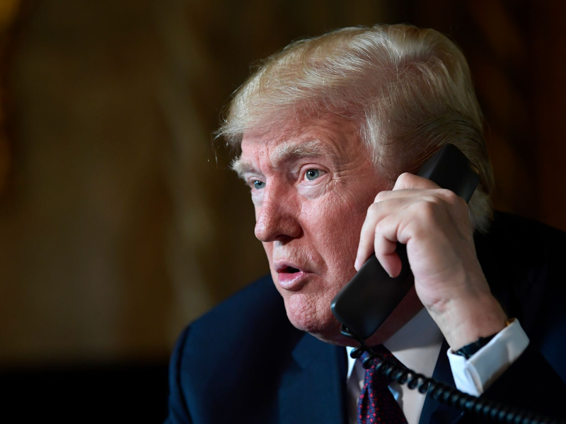 Permanent am Telefon: Der designierte US-Präsident Trump. (Archivbild) - Foto: Susan Walsh/AP/dpa