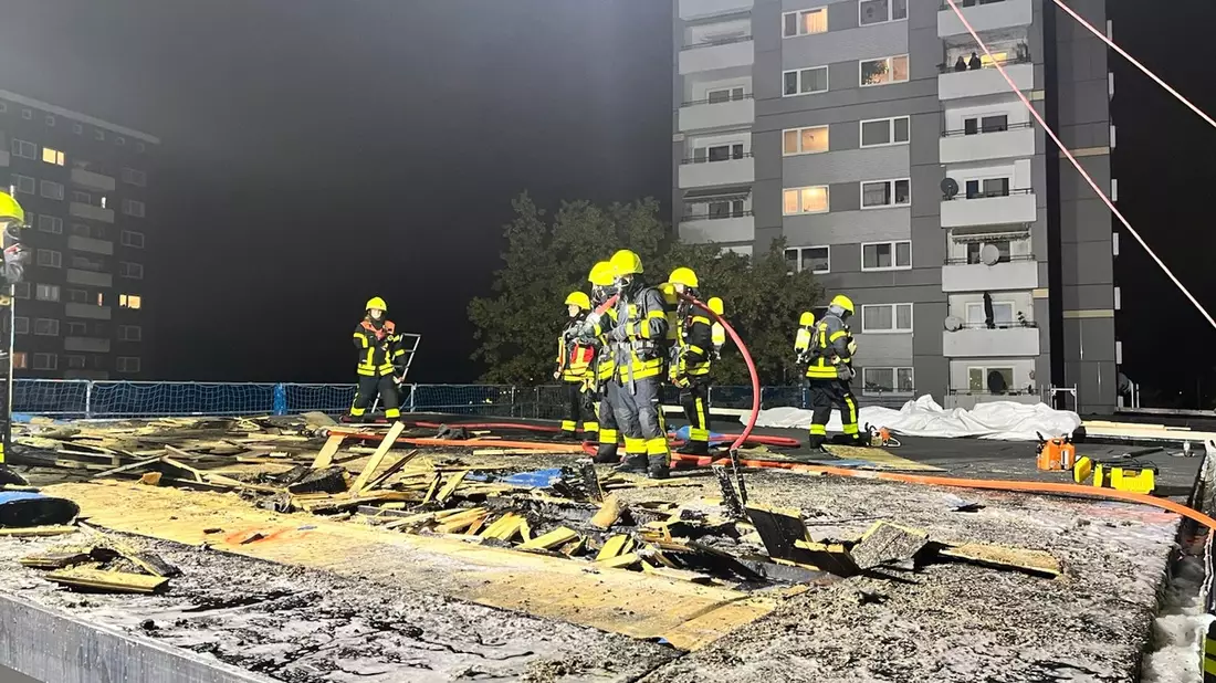 FW-F: Flachdach in Flammen - Einsatz in Frankfurt Ginnheim - Bild: presseportal.de