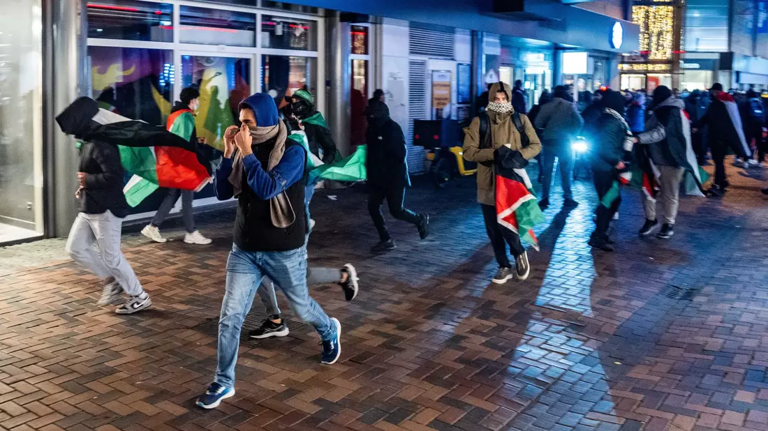 Rund um das Fußballspiel in Amsterdam kam es zu gewaltsamen Ausschreitungen.  - Bild: Jeroen Jumelet/ANP/dpa