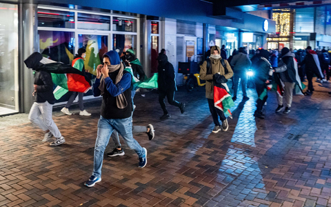 Rund um das Fußballspiel in Amsterdam kam es zu gewaltsamen Ausschreitungen.  - Foto: Jeroen Jumelet/ANP/dpa