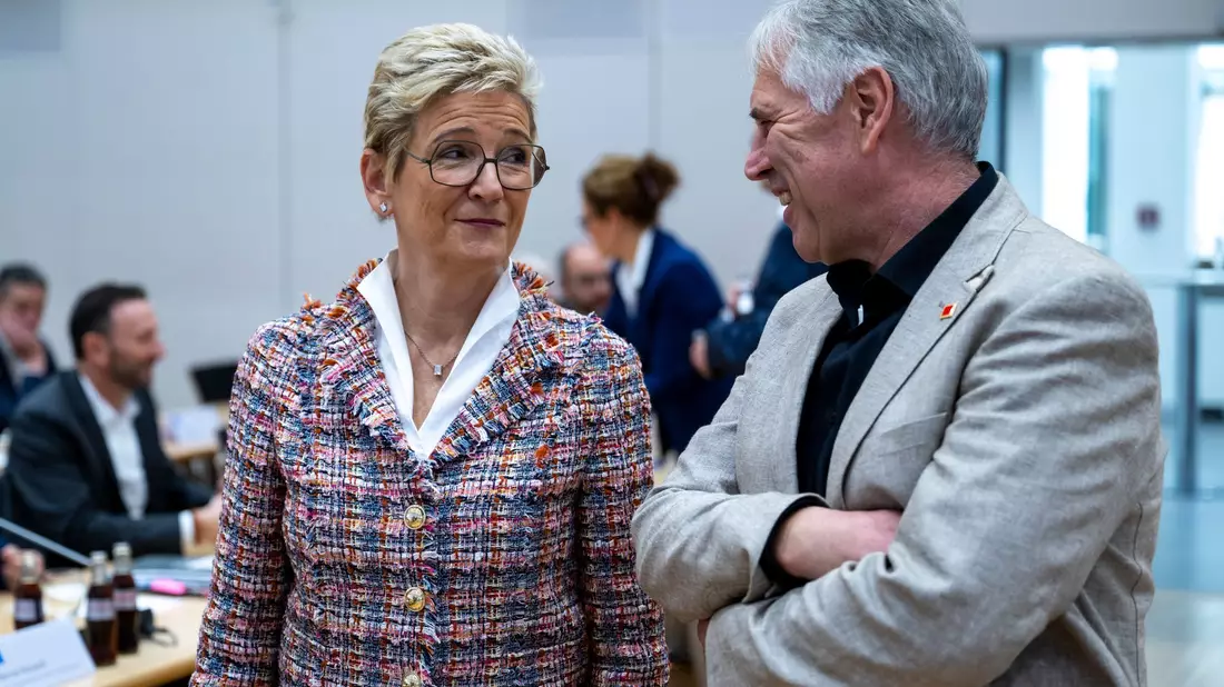 Peilen einen Pilotabschluss an: Horst Ott, Verhandlungsführer der IG Metall Bayern, und Angelique Renkhoff-Mücke, Verhandlungsführerin des Arbeitgeberverbands vbm. (Archivbild) - Bild: Lennart Preiss/dpa