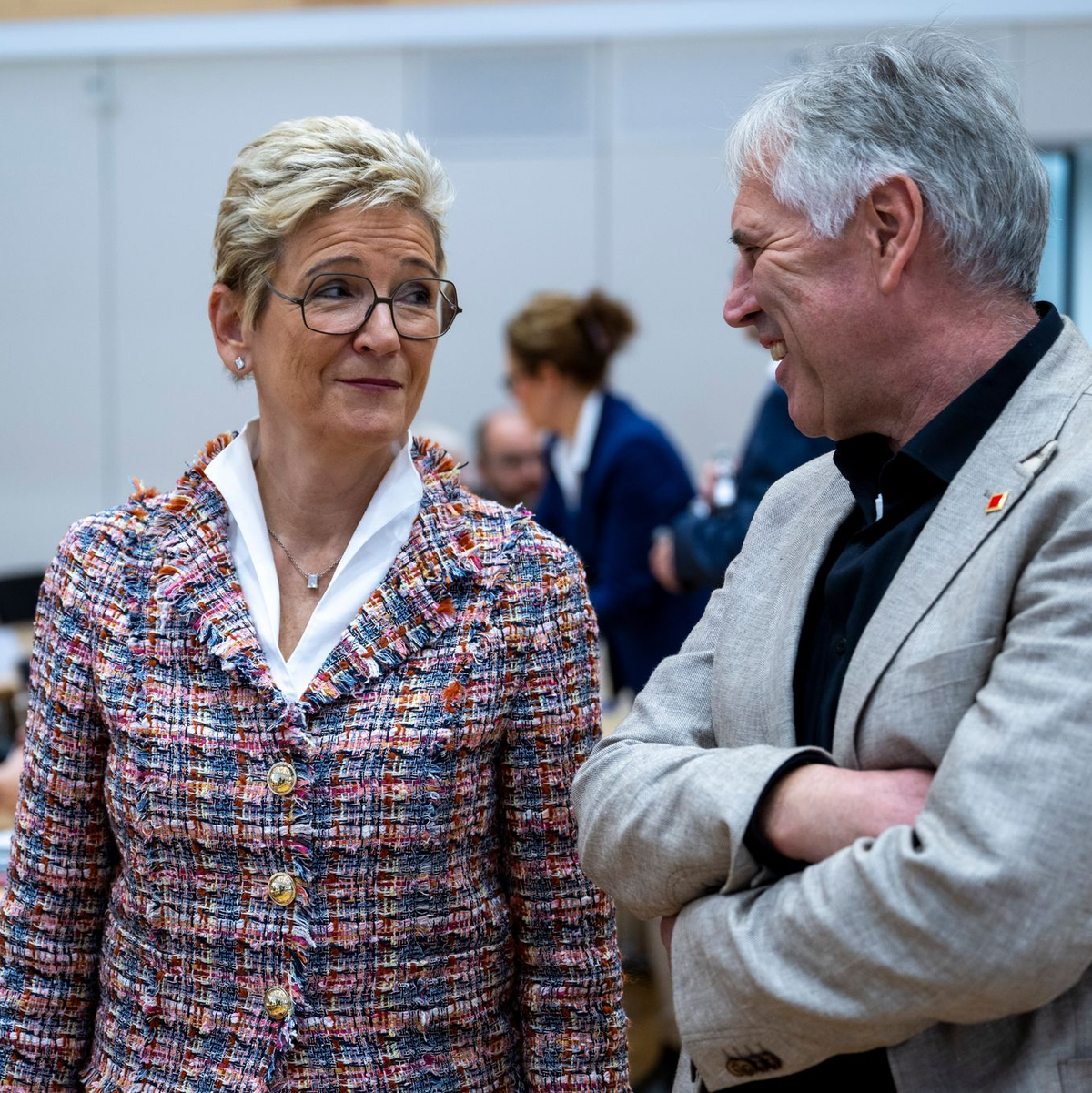 Peilen einen Pilotabschluss an: Horst Ott, Verhandlungsführer der IG Metall Bayern, und Angelique Renkhoff-Mücke, Verhandlungsführerin des Arbeitgeberverbands vbm. (Archivbild) - Foto: Lennart Preiss/dpa