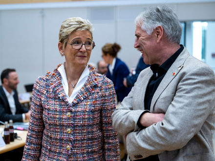 Peilen einen Pilotabschluss an: Horst Ott, Verhandlungsführer der IG Metall Bayern, und Angelique Renkhoff-Mücke, Verhandlungsführerin des Arbeitgeberverbands vbm. (Archivbild) - Foto: Lennart Preiss/dpa