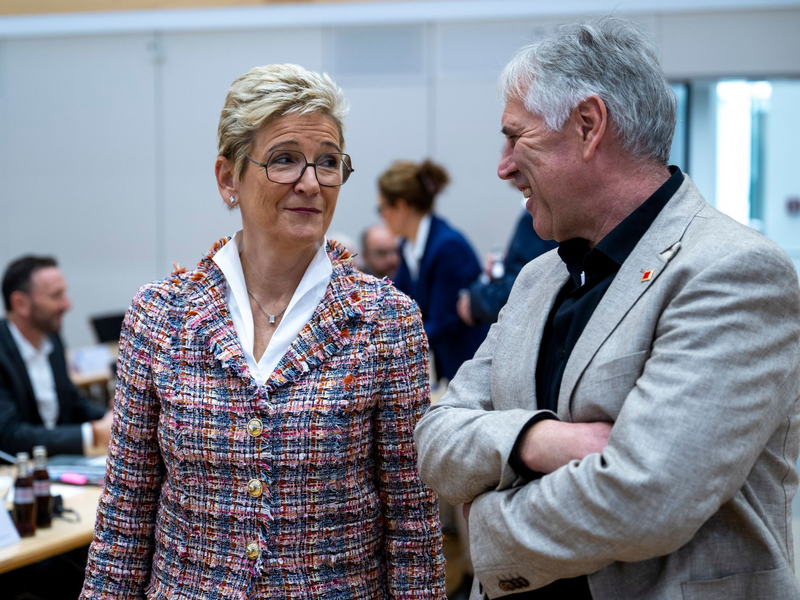 Peilen einen Pilotabschluss an: Horst Ott, Verhandlungsführer der IG Metall Bayern, und Angelique Renkhoff-Mücke, Verhandlungsführerin des Arbeitgeberverbands vbm. (Archivbild) - Foto: Lennart Preiss/dpa