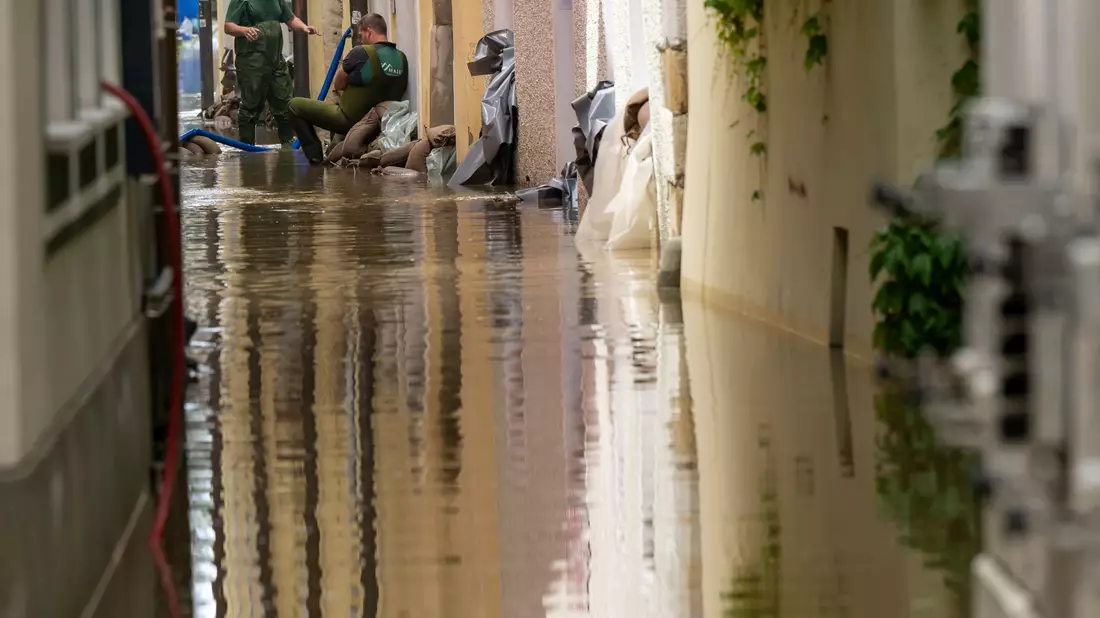 Nach heftigen Regenfällen sind im Juni Straßen in Passau überflutet (Archivbild)  - Bild: Peter Kneffel/dpa