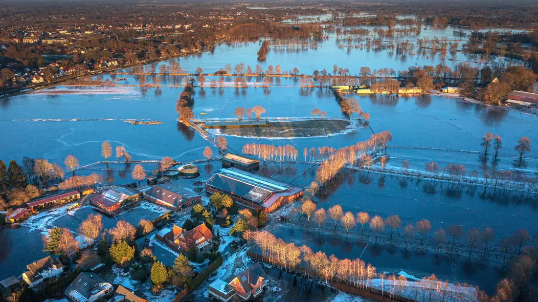 Die Gemeinde Lilienthal nahe Bremen war seit den Weihnachtstagen stark von Überflutungen betroffen. (Archivbild) - Bild: Sina Schuldt/dpa